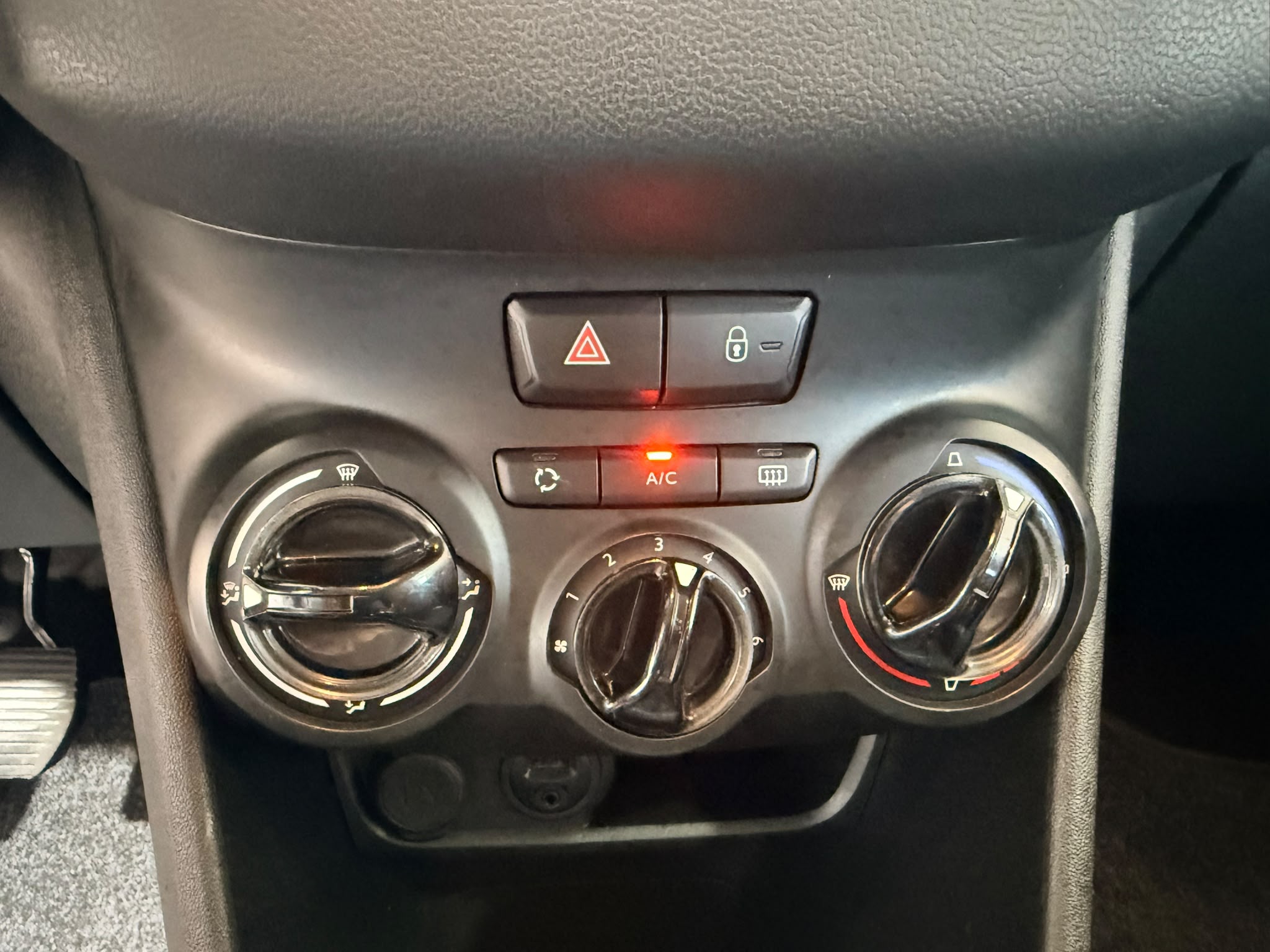 PEUGEOT 208 1.6 HDI 92 CV - Image 3