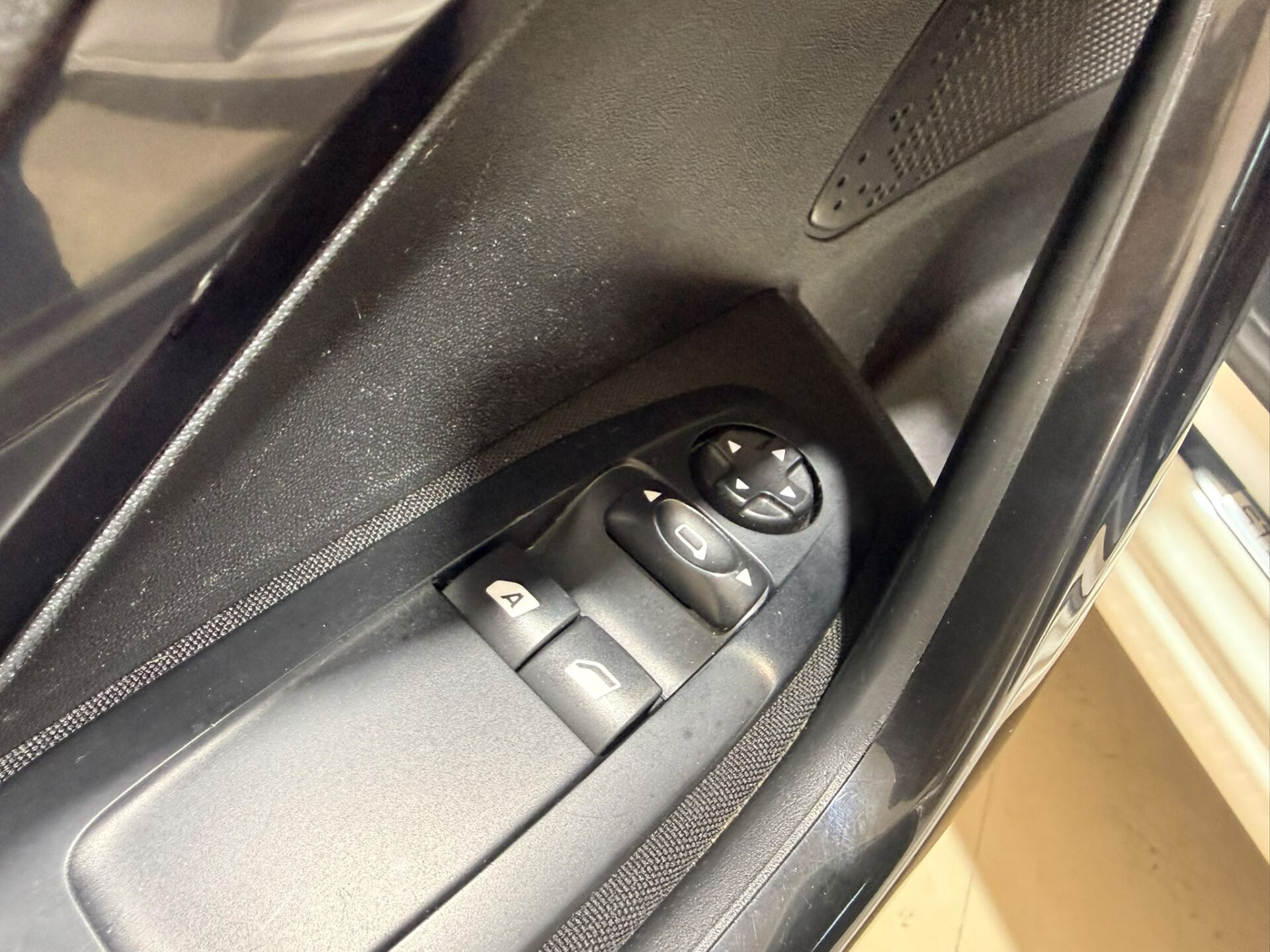 PEUGEOT 208 1.6 HDI 92 CV - Image 6