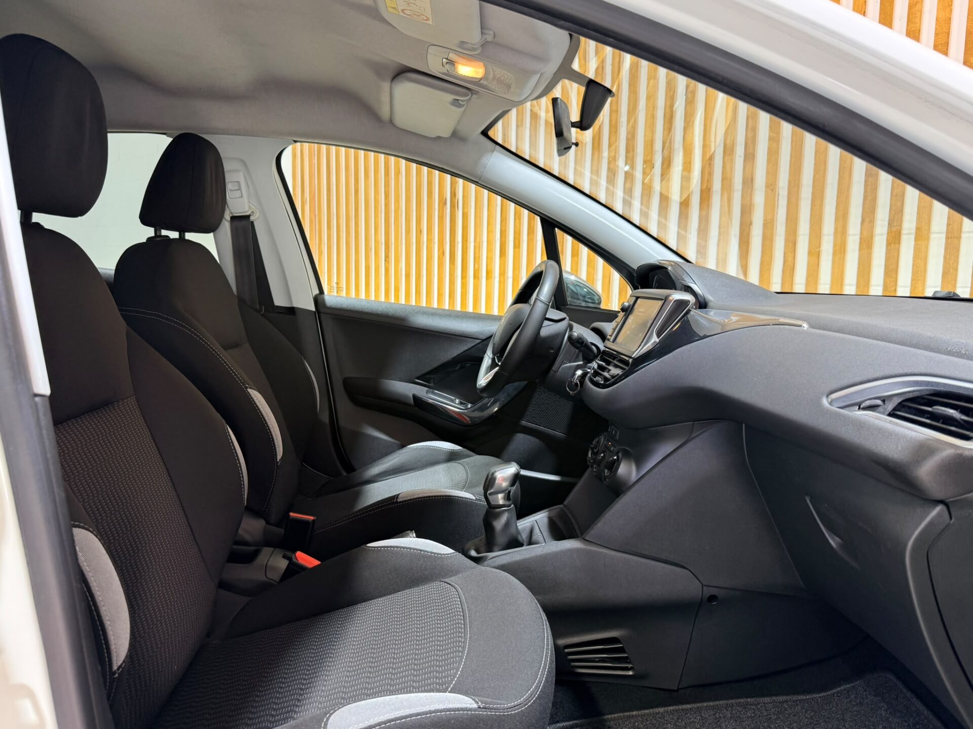 PEUGEOT 208 1.6 HDI 92 CV - Image 11