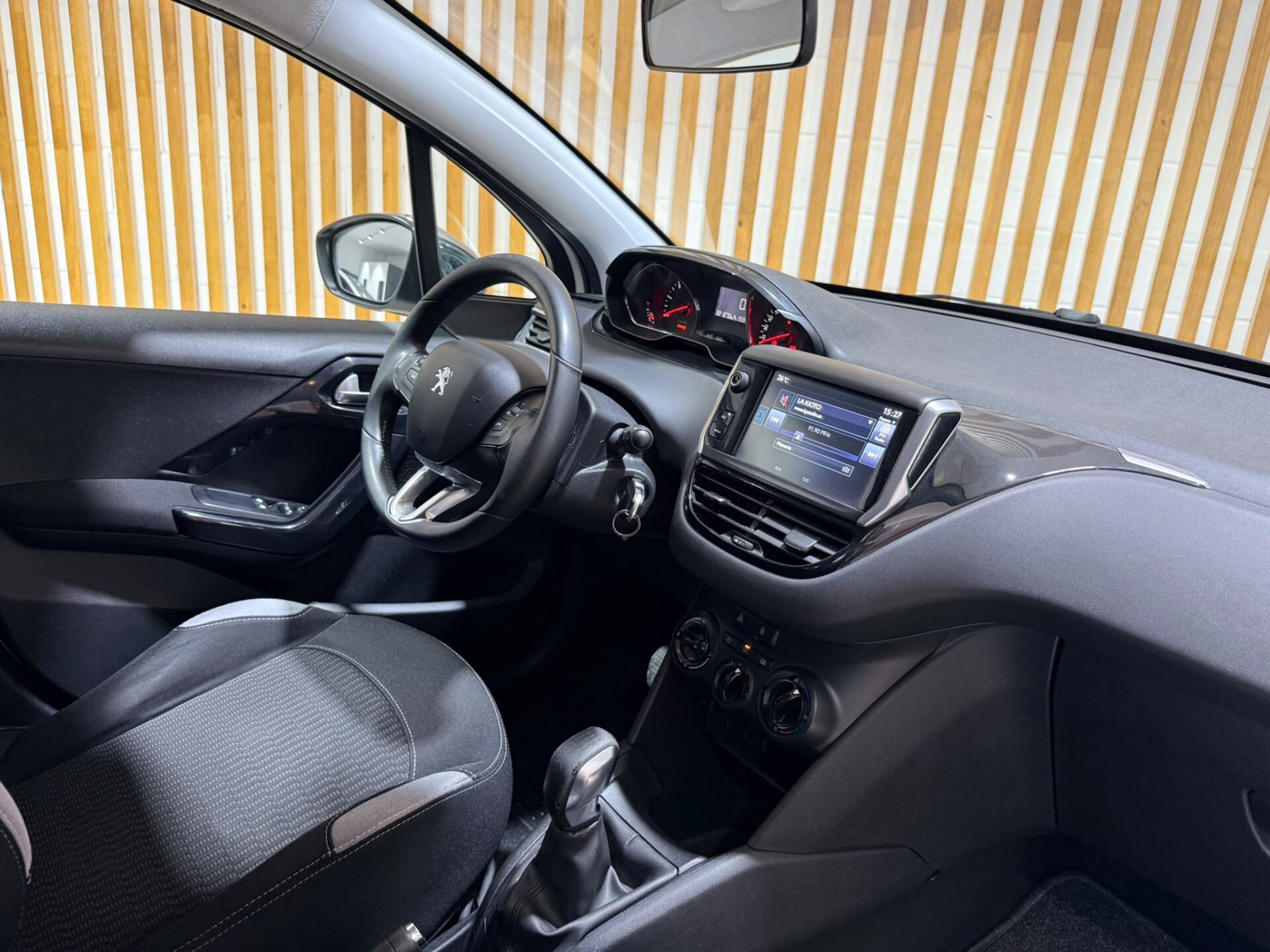 PEUGEOT 208 1.6 HDI 92 CV - Image 12